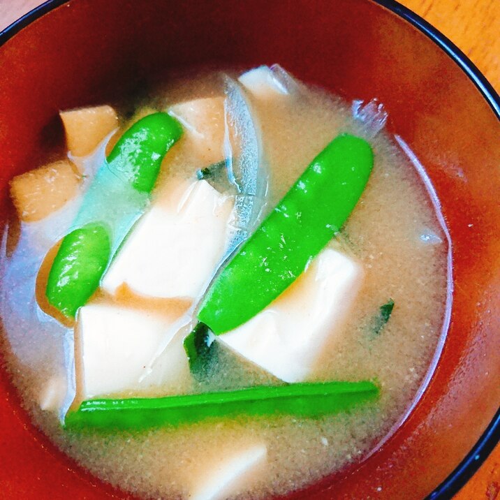 豆腐と絹さやえんどうの味噌汁